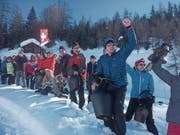 Janik Riebli wird dank lautstarker Unterstützung beim Prolog ins Ziel getragen, Vater Adrian (rechts im Bild) fiebert mit. (Bild: Roland Bösch (Goms, 28. Januar 2018))