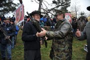 Meisterschütze Hans-Peter Bucher aus Ennetmoos erhiet als Bundegabe ein Sturmgewehr. (Bild: Urs Hanhart)