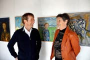 Doris Hurni als Initiantin und der Kulturbeauftragte Christian Sidler freuen sich über die Ausstellung «Rund um Franz». Im Hintergrund Bilder von Franz Hurni. (Bild Romano Cuonz)