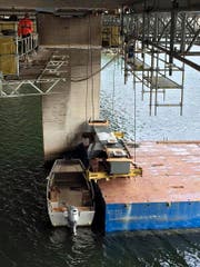 Der fast 8 Meter lange Stahlträger wird von einem Ponton aus unter die Brücke gezogen. (Bild: PD)