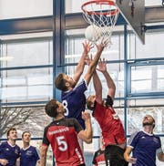 Der Wikoner Marco Wartmann (am Ball) kann die 6:9-Niederlage gegen den Leader Neuenkirch (rote Dresses) auch nicht verhindern. (Bild: Nadia Schärli (Luzern, 3. Dezember 2017))