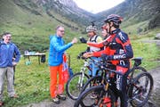 Stabsübergabe auf rund 1300 Metern über Meer: Das Bike-Team um Linda Indergand überreicht SBB-CEO Andreas Meyer (links) auf der Alp Hinter Etzliboden einen Teil des Kunstwerks, das später in Sedrun zusammengeführt wird. (Bild Urs Hanhart)