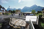 Die Kirchwegbrücke wurde im Rahmen des Hochwasserschutzes komplett neu erstellt. Gestern wurde der Abschluss der Arbeiten gefeiert. (Bild: Urs Hanhart (Sisikon, 16. Mai 2017))