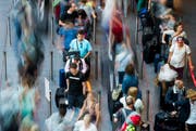 Reisende warten an der Gepäckabgabe am Flughafen Zürich Kloten. (Bild: Keystone)