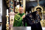 Der vom Bistum Chur kritisierte Bürgler Pfarrer Wendelin Bucheli zeigte am Sonntag in der Kirche ein Hirtenhemd als Symbol für seine Rolle als Hirte. (Bild: Nadia Schärli / Neue LZ)
