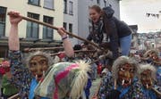 Vor den Moorhexen Tuggen ist man im Publikum nie sicher. (Bild: Geri Holdener, Bote der Urschweiz)