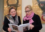 Heidi Z’graggen und Buchautorin Marion Sauter begutachten das Werk. (Bild: Florian Arnold (Altdorf, 28.11.2017))