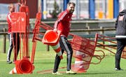 Der Däne Michael Silberbauer (Mitte) packt im FCL-Training mit an, ist in erster Linie aber Videoanalyst für die Luzerner. (Bild: Freshfocus/Martin Meienberger)