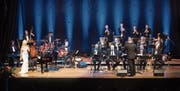 Marie Louise Werth (links) und die Mountain Christmas Big Band to Lucerne Brass Philharmonics. (Bild: PD)