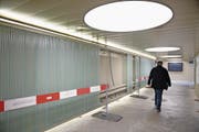 Vandalen hatten die Glasabdeckung in der Stanser Bahnhofunterführung massiv beschädigt. (Bild: Corinne Glanzmann (7. März 2017))