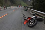 Der Töfffahrer kam von Schwyz her und kollidierte mit der Beton-Abschrankung (links). Das Motorrad landete auf der Gegenfahrbahn. (Bild: Geri Holdener, Bote der Urschweiz)