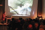 Der Eingangsbereich des Kraftwerkes Göschenen bot das richtige Ambiente für die Lesung von Walter Sigi Arnold. (Bild: Paul Gwerder)