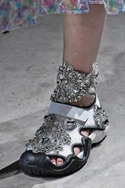 Auch Christopher Kane arbeitet mit Crocs zusammen. Resultat: eine Mischung aus Trekking-Sandalen und Königinnenschmuck. (Bild: Victor VIRGILE (Gamma-Rapho))