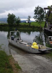 Mit diesem Boot wurde unter anderem nach dem verschwundenen Schwimmer gesucht. Die Suche blieb bislang aber erfolglos. (Bild: Kapo Schwyz)