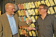Otto Leuenberger übergibt den Schlüssel des Freizeitzentrums Obwalden an Roland Halter. (Bild: Romano Cuonz)