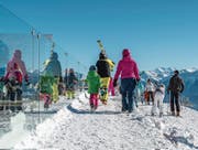 Ab auf die Ski: Um mehr Gäste auf die Pisten zu bringen, werden Saisonabos im Vorverkauf immer billiger. Erste Erfahrungen zeigen, dass die Rechnung für einzelne Bahnen aufgeht. (Bild: Leo Duperrex/Keystone (Crans-Montana, 6. Januar 2017))