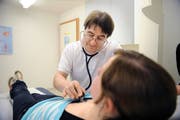 Leo Spichtig untersucht in seiner Praxis in Alpnach eine Patientin. (Archivbild Corinne Glanzmann)