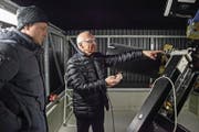 Der ehemalige Physiklehrer Andreas Traber erklärt, wie die Mechanik des Teleskops die Erdrotation ausgleicht. Bild: Edi Ettlin (Stans, 30. 11. 2016)