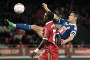 Machte meist eine unglückliche Figur im FCL-Dress: Ricardo Costa, hier im Cup-Halbfinal gegen Sions Chadrac Akolo. (Bild: Jean-Christophe Bott/Keystone (Sion, 5. April 2017))