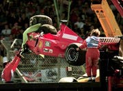The damaged Ferrari of Germany's Michael Schumacher is lifted onto a flat bed truck, after he crashed into a tyre wall on the first lap at Stowe corner, during the British Grand Prix at Silverstone, England Sunday July 11, 1999. (KEYSTONE/AP Photo/Max Nash) (Bild: Max Nash / AP / Keystone (Silverstone, 11. Juli 1999))