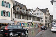 Um diese beiden Häuser am Stanser Dorfplatz (vorne mit Schaltafeln abgedeckt) geht es. (Bild: Corinne Glanzmann (Stans, 7. März 2017))
