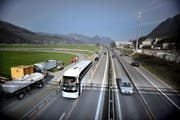 Ein Reisecar beschleunigt auf der ziemlich kurzen provisorischen Autobahneinfahrt Stans Süd in Richtung Luzern. (Bild Corinne Glanzmann)