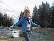 Sabine Dahinden geniesst die Erholung am Bergsee nach der Wanderung auf das Arni. (Bild: Robert Kuster (Arni, 14. April 2017))