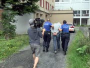 Dreharbeiten im Dorf Goldau. (Bild: Screenshot Tele1)