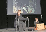 Sie liehen Annemarie von Matt ihre Stimmen: Franziska Senn (links) und Isa Wiss. (Bild: Romano Cuonz (Stans, 28.November 2017))