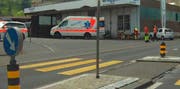 Der Rettungsdienst Schwyz kümmert sich um den Verletzten. (Bild: Leserfoto Bote der Urschweiz)