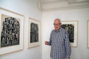 Beat Stutzer im Ausstellungsraum in Sachseln, wo Holzschnitte von Giuseppe Haas-Triverio rund um Bruder Klaus gezeigt werden. (Bild: Marion Wannemacher (Sachseln, 25. August 2017))