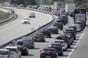 Der Ferienreiseverkehr staut sich vor dem Gotthard-Tunnel Richtung Süden. (Bild: Keystone/Urs Flüeler (Erstfeld, 15. Juli 2017))