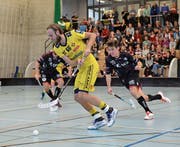 Sarnens Stürmer Cornel von Wyl (rechts) verfolgt Rychenbergs ballführenden Schweden Rasmus Sundstedt. (Bild: Simon Abächerli (Winterthur, 19. November 2017))