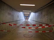 Nichts geht mehr am Bahnhof Goldau. Der Zugang zum Bahnhof ist mit Absperrband abgeriegelt worden. (Bild: Geri Holdener / Bote der Urschweiz)