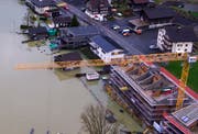 Wassereinbruch auf einer Baustelle an der Seestrasse in Lauerz. (Bild: helinews.ch)