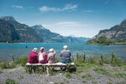 Einfach nur den Moment geniessen: Wanderer mit Demenz gönnen sich am Urnersee eine kleine Pause. (Bild: Roger Grütter (Flüelen, 5. Juli 2017))