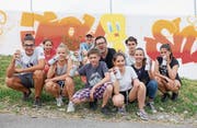 Lehrer Stefan Möckli mit den Schülern vor der bemalten Steinibachmauer. (Bild: PD)