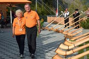 Inge und Theo Breisacher umrahmt von 18 Alphornbläsern bei der Eröffnung des neuen Restaurants Turren. (Bild: Robert Hess)