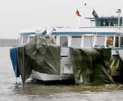 Das am späten Dienstagabend verunglückte und stark beschädigte Passagierschiff ist im Hafen in Duisburg (Nordrhein-Westfalen) an seinem Schwesterschiff festgemacht worden. (Bild: Roland Weihrauch/DPA)