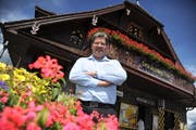 Christoph Näpflin (51) vor dem Bahnhofsgebäude bei der Bergstation der Treib-Seelisberg-Bahn. (Bild: Urs Hahnhart / Neue UZ)
