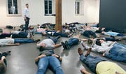 Sie liegen ihm zu Füssen: die Theatergruppe Eigägwächs mit dem Regisseur Rolf Sommer. (Bild: Paul Gwerder (Altdorf, 14. März 2017))