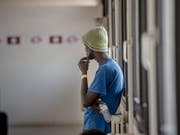 Ein Flüchtling wartet in Chiasso - den Schleppern wird vorgeworfen, aus der Notsituation von Flüchtlingen Profit geschlagen zu haben. (Symbolbild) (Bild: KEYSTONE/TI-PRESS/PABLO GIANINAZZI)