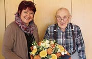 Gemeindepräsidentin Pia Tresch gratuliert Robert Schmid zum 100. Geburtstag. (Bild: gw (Erstfeld, 5. 2. 18))