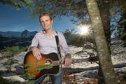Auf der Überholspur: Das Album mit Bernhard Betschart (39), Musiker bei «Schluneggers Heimweh» (Bild rechts), hat Goldstatus.Bilder: Eveline Beerkircher/PD (Illgau, 17. November 2016)
