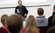 Rapper Greis zeigte den Berufsschülern, was gelebte Mehrsprachigkeit ist. (Bild: Florian Arnold (Altdorf, 22. Februar 2018))