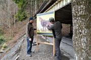 Thomas Zemp (links) und Bärti Durrer in der Schiessanlage an de Schliere in Alpnach. (Bild: Romano Cuonz (Alpnach, 4. März 2017))