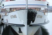 Die halbierte Galionsfigur an der MS Gotthard am Tag danach am Hafen in Luzern. (Bild: Lucien Rahm (Luzern, 13. November 2017))