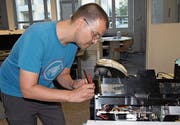 Philipp Hiltbrunner repariert in der Werkstatt des Vereins Hackerspace Uri ein Elektrogerät. (Bild: Markus Zwyssig (Altdorf, 5. Oktober 2017))