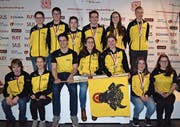 Die erfolgreichen Urner Schützen (hinten von links nach rechts): Silas Stadler, Flavio Indergand, Jana Gisler, Fabio Wyrsch, Nina Stadler, Silvan Zgraggen. Vorne: Patrick Püntener, Leonie Zurfluh, Kilian Imholz, Céline Walker, Helena Epp, Sandra Zgraggen, Flavia Arnold. (Bild: PD)