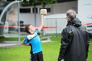 Volle Konzentration beim Steinheben. (Bilder Izedin Arnautovic)